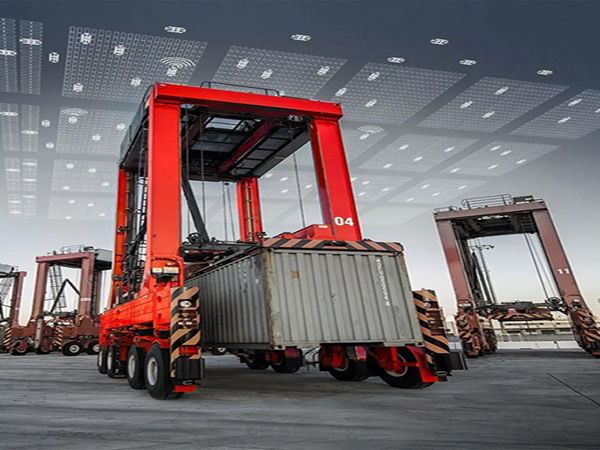 狹窄場地作業(yè)中集裝箱跨運(yùn)車的靈活性優(yōu)勢