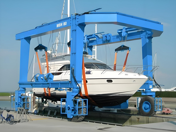 游艇搬運機是怎樣保障物料搬運的穩定性