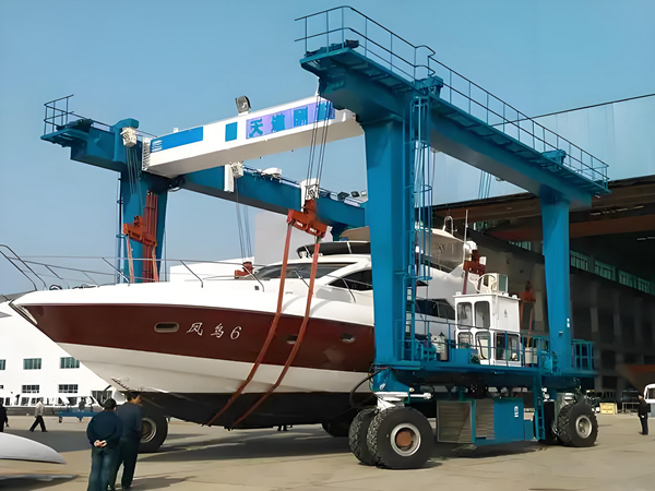 ?游艇搬運(yùn)機(jī)如何實(shí)現(xiàn)狹小空間內(nèi)的靈活作業(yè)