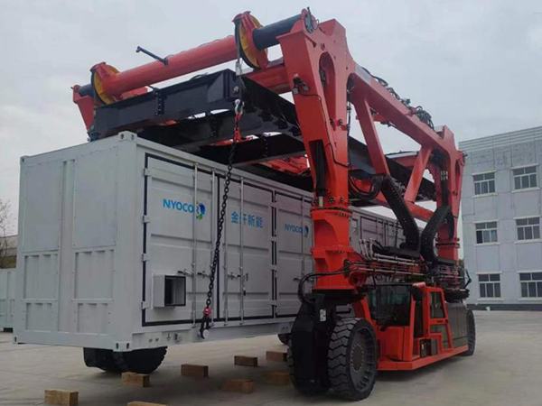 集裝箱跨運車在堆垛作業中該如何確保穩定性