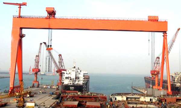 造船龍門吊在吊裝超重分段時(shí)需注意什么